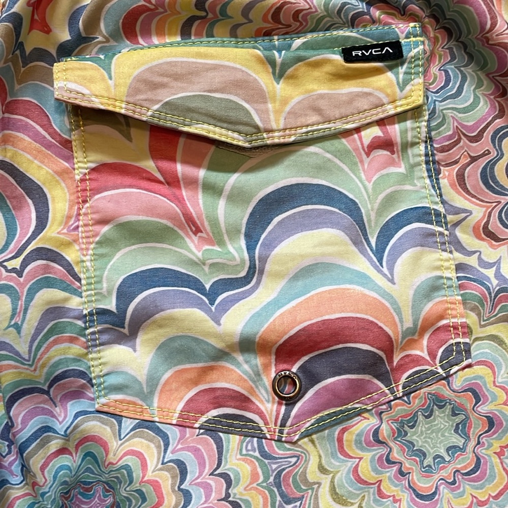 RVCA elastic waist shorts with psychedelic crazy pattern men’s small - Picture 3 of 7